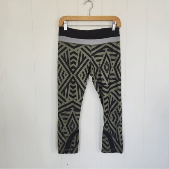 Lululemon Inspire Crop Chevron Shuffle Fatigue Green Cropped Leggings Yoga Gym - Picture 5 of 12